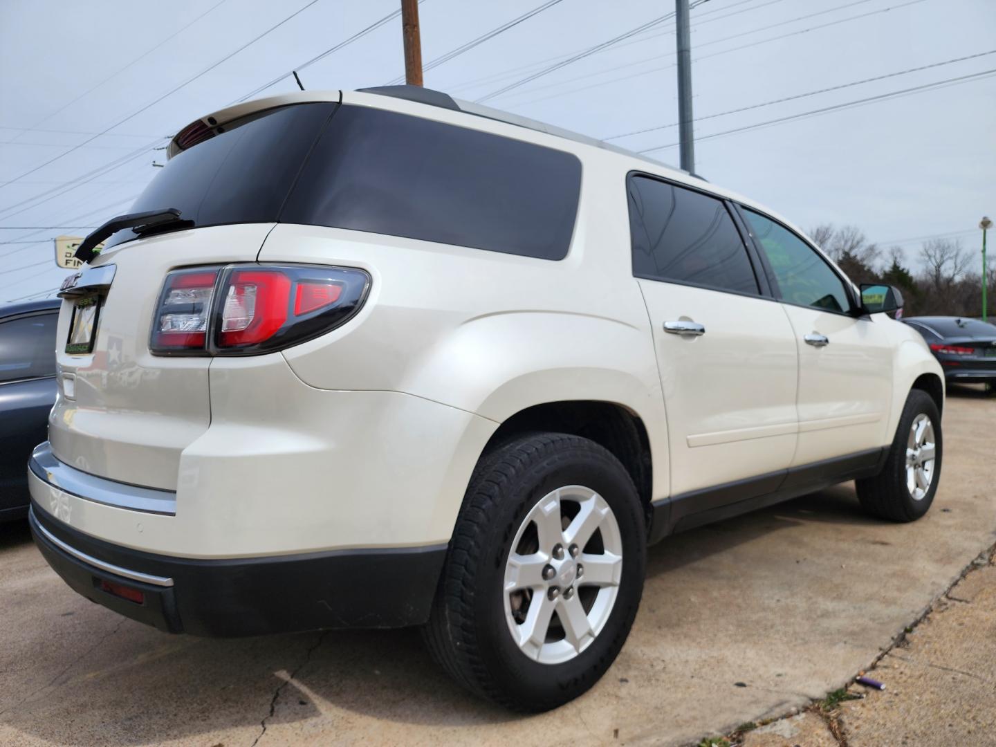 2015 DIAMOND WHITE GMC Acadia SLE-2 (1GKKRPKDXFJ) with an 3.6L V6 DOHC 24V engine, 6-Speed Automatic transmission, located at 2660 S.Garland Avenue, Garland, TX, 75041, (469) 298-3118, 32.885551, -96.655602 - Welcome to DallasAutos4Less, one of the Premier BUY HERE PAY HERE Dealers in the North Dallas Area. We specialize in financing to people with NO CREDIT or BAD CREDIT. We need proof of income, proof of residence, and a ID. Come buy your new car from us today!! This is a very well cared for 2015 GM - Photo#3